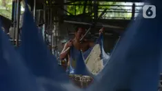 Pekerja menuangkan cairan kedelai saat proses pembuatan tahu di industri rumahan, kawasan Duren Tiga, Jakarta, Selasa (15/9/2020). Dari anggaran Pemulihan Ekonomi Nasional (PEN), sebanyak Rp 123,46 triliun disalurkan kepada UMKM di tengah pandemi Covid-19. (merdeka.com/Imam Buhori)