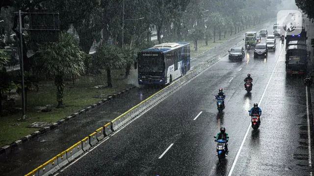FOTO: Waspada Banjir dan Macet Saat Puncak Musim Hujan