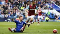 Reaksi bomber Leicester City, Jamie Vardy, sesaat usai bersenggolan dengan bek West Ham United, Angelo Ogbonna, pada laga lanjutan Premier League 2015-2016, Minggu (17/4/2016) dini hari, di King Power Stadium. Akibat dianggap diving, Vardy mendapat kartu 