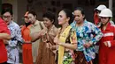 Lengkapi busana, Yuni Shara kenakan selendang kuning dengan aksesori anting dan bros dari kuningan [@yunishara36]