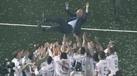 Para pemain Real Madrid melemar Zinedine Zidane saat merayakan keberhasilan meraih trofi Liga Champions 2018 di Santiago Bernabeu stadium, (27/5/2018). Zinedine mundur sebagai pelatih Madrid 31 Mei 2018. (AFP/Gabriel Bouys)