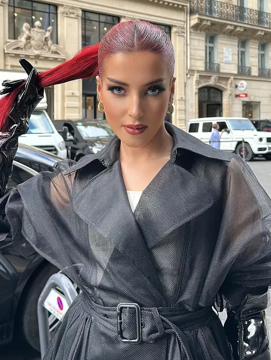 Tak main-main, penampilan Tasya di sini semakin glamor dengan gloves panjang hitam dan makeup bold yang super detail. [Foto: Instagram/tasyafarasya]