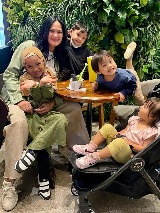 Menikmati masa tua bersama cucu