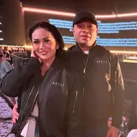 Melihat gaya busana Krisdayanti nonton konser Adele (@krisdayantilemos)