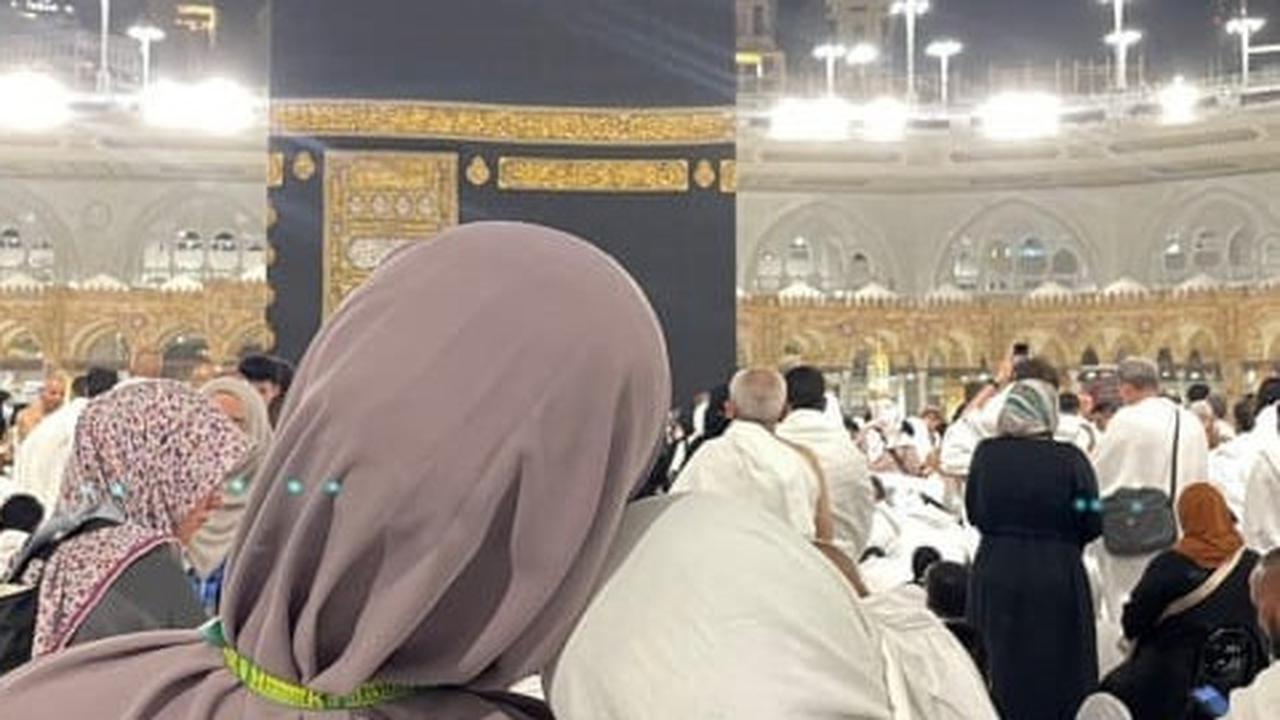 Umroh Bareng Sahabat, Begini Potret Azizah Salsha di Depan Kabah