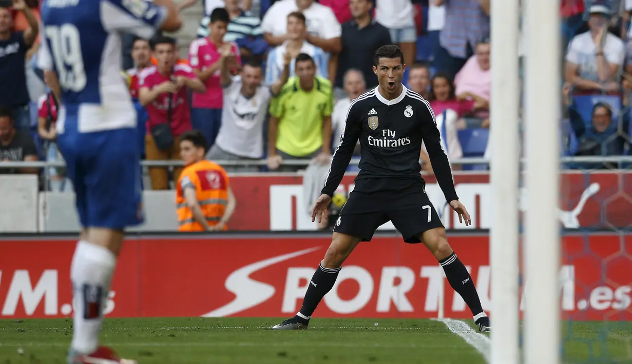 Penyerang Real Madrid, Cristiano Ronaldo melakukan selebrasi usai mencetak gol ke gawang Espanyol pada laga Liga Spanyol di Stadion Power8, Senin (18/5/2015). Real Madrid menang 4-1 atas Espanyol. (Reuters/Albert Gea)