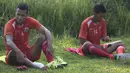 Pemain Persija, Raphael Maitimo dan Ismed Sofyan menepi karena cedera saat berlatih jelang babak 8 besar Piala Jenderal Sudirman di Lapangan Sawangan, Depok, Jawa Barat, Senin (7/12/2015). (Bola.com/Vitalis Yogi Trisna) 