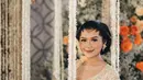 Erina Gudono tampak memesona dalam balutan kebaya panjang asimetris penuh payet berkilauan saat acara dulang pungkasan pernikahannya.