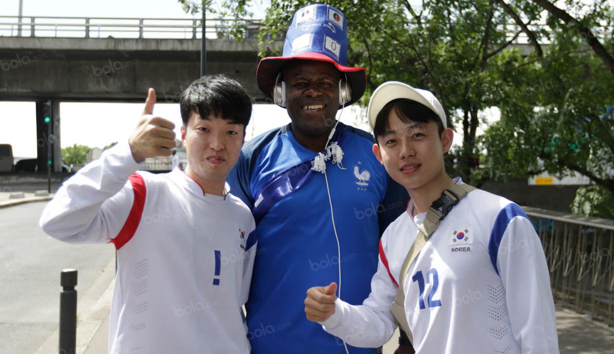 Meski yang bertanding Prancis melawan Portugal namun tampak pula warga Korea Selatan yang turut menyaksikan laga final Piala Eropa 2016. (Bola.com/Vitalis Yogi Trisna)