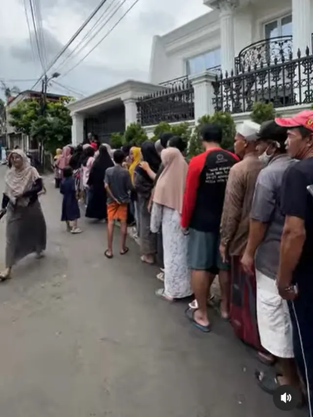 6 Potret Ivan Gunawan Berbagi Sembako ke Tetangga di Bulan Ramadan,