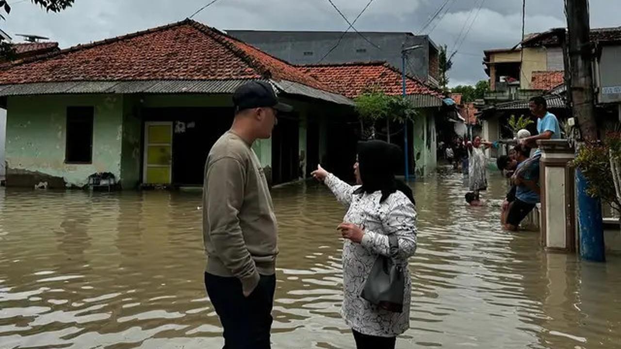7 Potret Muzdalifah Ikut Suami Tinjau Banjir Tangerang, Bantu Evakuasi Bayi