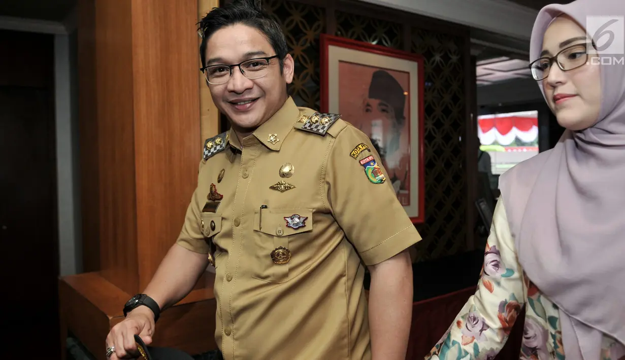 Wakil Wali Kota Palu Sigit Purnomo alias Pasha Ungu didampingi istri Adelia Wihelmina saat tiba di Kemendagri, Jakarta, Senin (12/8/2019). Kedatangan Pasha tersebut untuk bertemu Mendagri Tjahjo Kumolo guna membahas sejumlah masalah internal pengelolaan Kota Palu. (merdeka.com/Iqbal S. Nugroho)