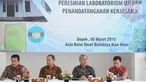 Kepala BRSDM Sjarief Widjaja (kedua kanan) dan Kepala Pusat Perikanan Waluyo Sejati Abutohir (kiri) saat Peresmian Laboratorium Uji  BRBIH dan penandatanganan Perjanjian Kerja Sama (PKS) di Depok, Jawa Barat, Jumat (8/3). (Liputan6.com/Herman Zakharia)