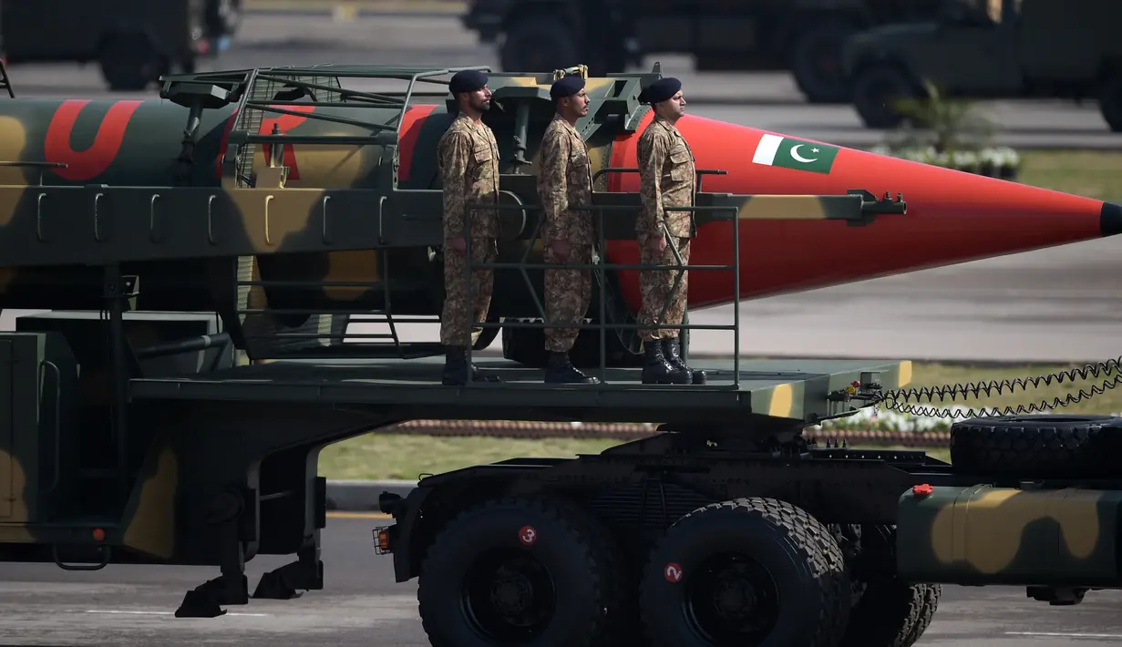 Rudal Ghauri berkemampuan daya ledak nuklir diperlihatkan saat parade Hari Militer Pakistan di Islamabad, (23/3). Parade ini menampilkan tank kelas berat, rudal balistik hingga rudal Ghauri berkemampuan daya ledak nuklir. (AFP Photo / Aamir Qureshi)