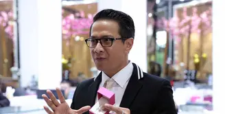 Banyak pasangan yang memanfaatkan tanggal 14 Februari untuk memberikan kejutan. Tidak hanya pasangan kekasih, pada hari Valentine itu, juga dimanfaatkan oleh penyanyi Delon memberikan surprise pada istrinya, Yeslin Wang. (Deki Prayoga/Bintang.com)