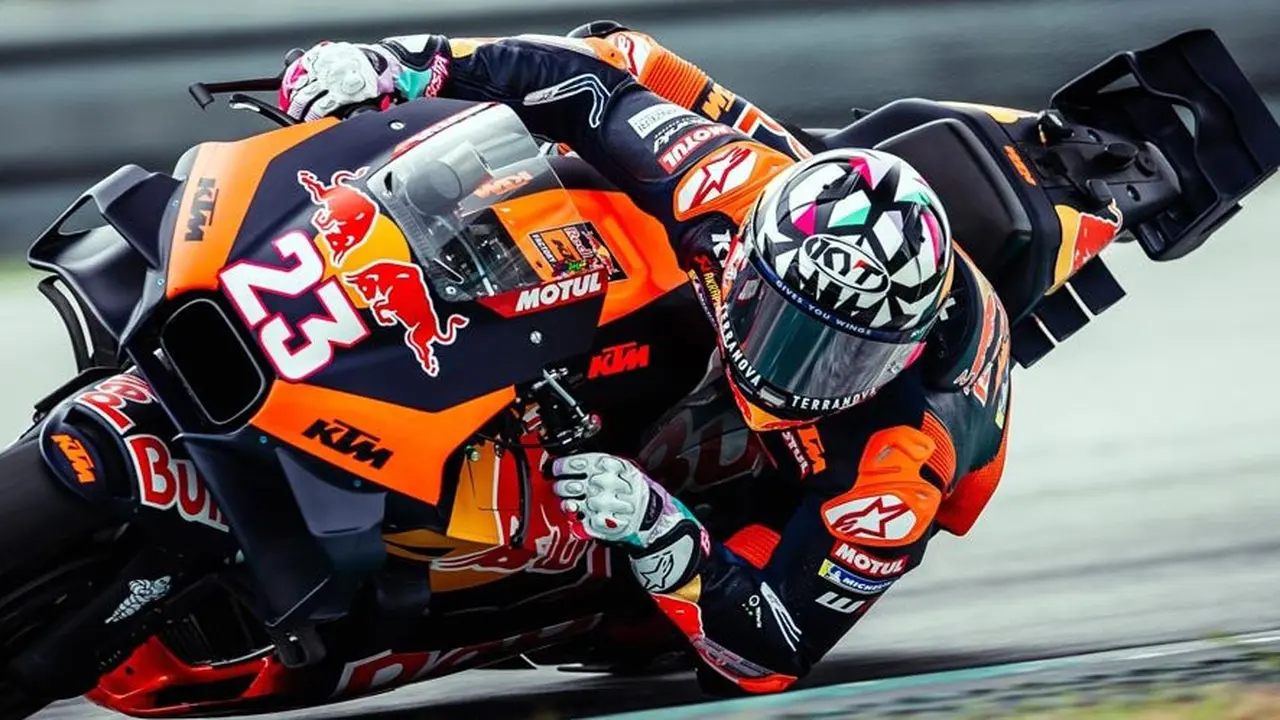 Enea Bastianini absen di latihan MotoGP Jerman 2025 karena radang usus buntu. KTM terancam tanpa rider andalan di Sachsenring. (c) Tech 3 Racing