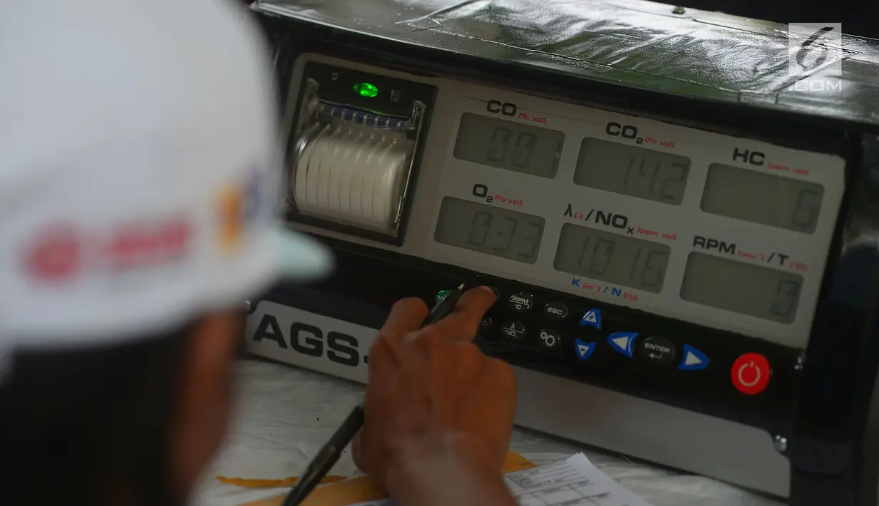 Sebuah mesin uji emisi gas buang kendaraan di Kalibata, Jakarta, Rabu (24/7). Uji emisi kendaraan di lakukan untuk kadar kualitas udara perkotaan, seiring meningkatnya volume kendaraan bermotor di kota-kota besar. (Merdeka.com/Imam Buhori)