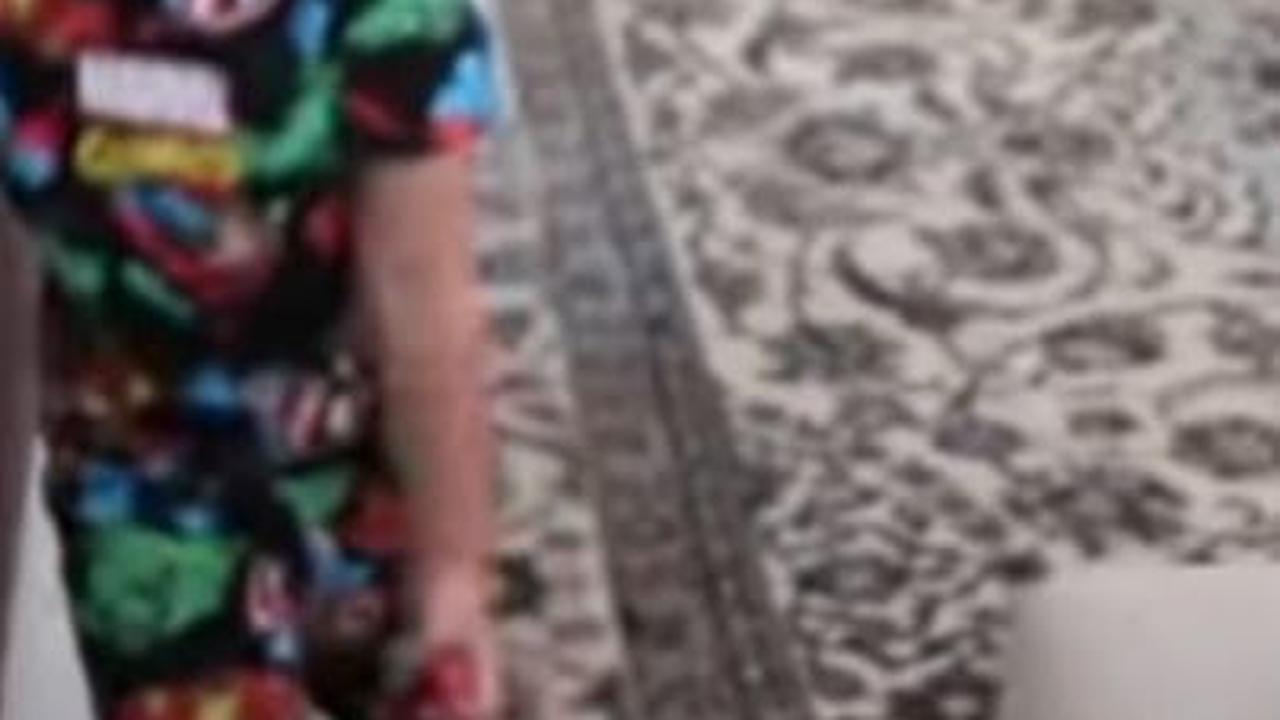 Ruang tamunya juga dilengkapi dengan karpet bulu dan sofa yang tertata rapi dan terlihat megah. 

(foto :youtube.com/athisha khan)