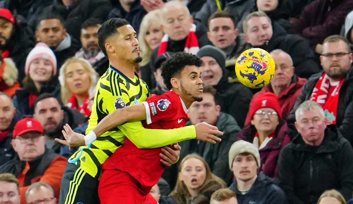 Liverpool baru dapat membalas di menit ke-29. Menerima umpan dari Trent Alexander-Arnold, Mohamed Salah yang menusuk di sisi kanan kotak penalti kemudian melepaskan tendangan keras kaki kiri. Gol! (AP Photo/Jon Super)