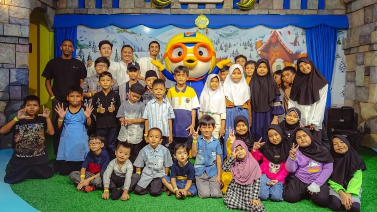Onix Fragrance melakukan aksi sosialnya dengan berbagi bersama puluhan anak yatim dari Yayasan Alpha Indonesia atau Rumah Asuh Yatim Fadhilah Ihsan
