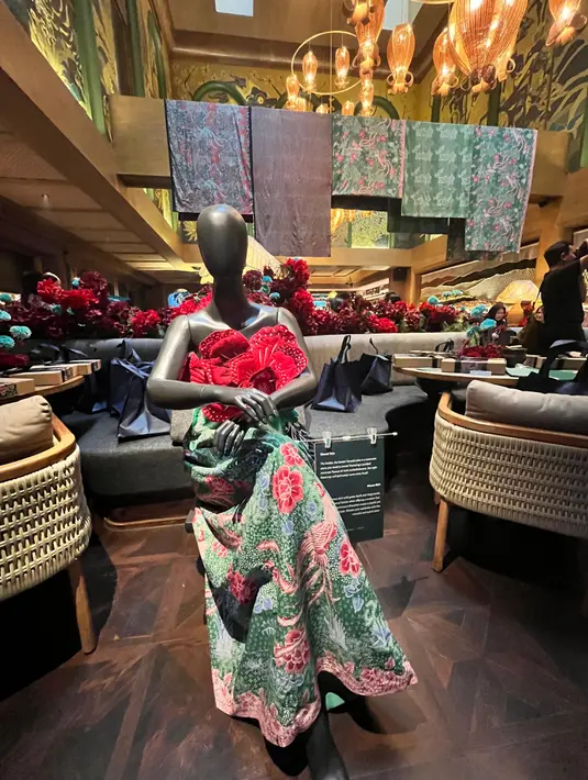 Selama lebih dari sepuluh tahun, Amanda Hartanto Batik telah konsisten berkarya. Melalui koleksi-koleksi batik yang sesuai dengan perkembangan zaman. Amanda menggabungkan teknik desain tekstil modern dengan elemen tradisional batik, serta mengembangkan teknik lain seperti lurik, shibori, dan tenun tangan untuk menciptakan karya yang lebih kreatif dan beragam. [ Foto : Fimela.com ]