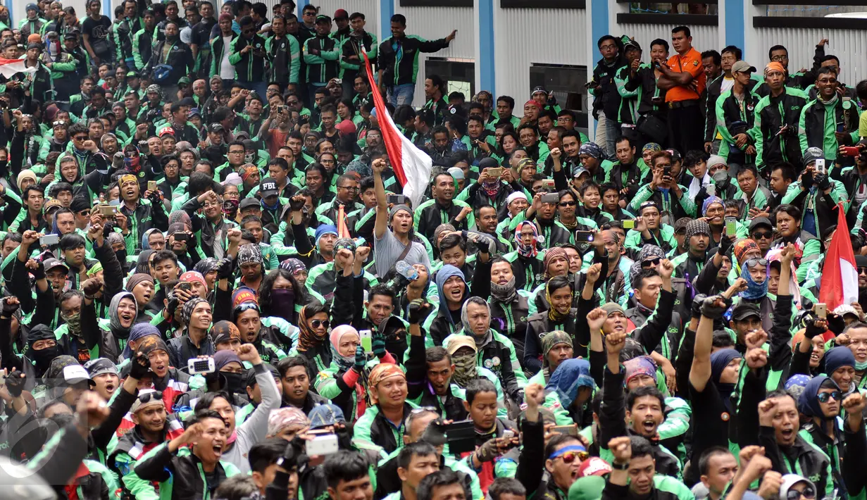 Pengemudi ojek online GrabBike berkumpul berunjuk rasa di belakang kantor Grab di kawasan Kuningan, Jakarta, Kamis (5/1). Mereka menuntut pihak perusahaan menaikkan tarif argo per kilometernya. (Liputan6.com/Helmi Fithriansyah)