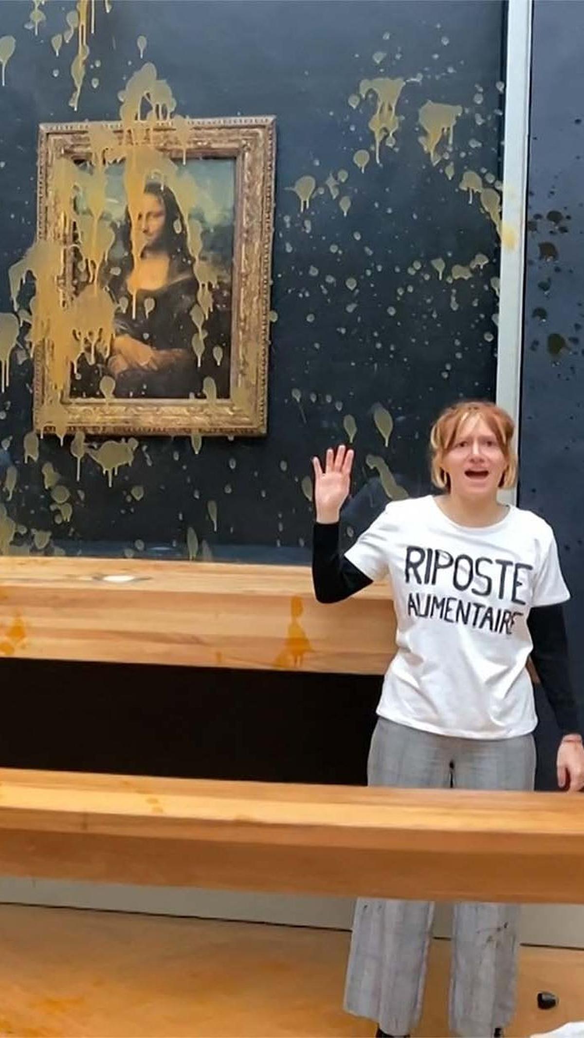 Untungnya, lukisan 'Mona Lisa' ini dilindungi oleh kaca antipeluru tebal sehingga rentetan aksi protes tersebut tak sampai membahayakan mahakarya tersebut.&nbsp;Foto: David Cantiniaux/AFPTV/AFP