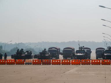 Militer Myanmar berjaga di pos pemeriksaan yang diawaki dengan kendaraan lapis baja memblokir jalan menuju gedung parlemen di Naypyitaw, Myanmar (2/2/2021). Ratusan anggota Parlemen Myanmar tetap dikurung di perumahan pemerintah pada Selasa, sehari setelah militer melancarkan kudeta. (AP Photo)