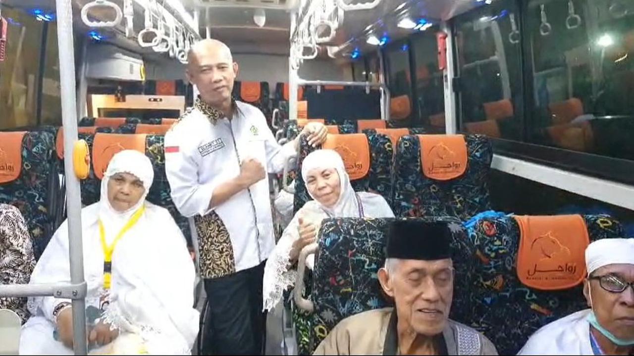 Kembali ke hotel dari Arafah, jemaah dibantu para petugas untuk membersihkan diri, lalu beristirahat.