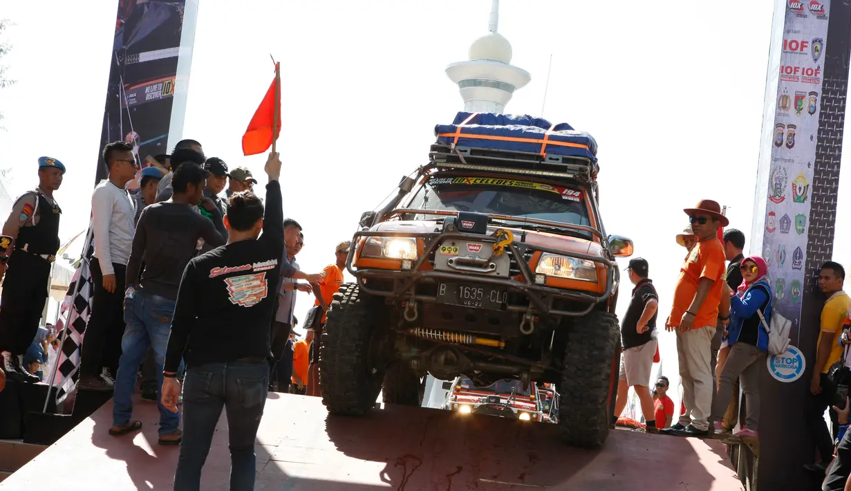 Bendera start dikibarkan sebagai tanda melepas peserta Indonesia Off-road eXpedition (IOX) Celebes 2017 di Kendari, Sabtu (7/10). Peserta terdiri dari 87 kendaraan roda empat off-road super ekstrim dan 61 motor dirt bike. (Foto: Ridhwan Siregar)