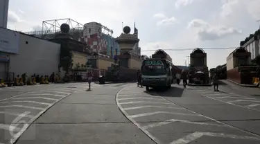 Antrean keluar-masuk Metromini di Terminal Blok M, Jakarta, Sabtu (19/12), terpantau sepi. Sejumlah sopir angkutan umum berwarna oranye tersebut memilih libur, lantaran khawatir terkena razia Dishubtrans DKI Jakarta. (Liputan6.com/Johan Tallo)