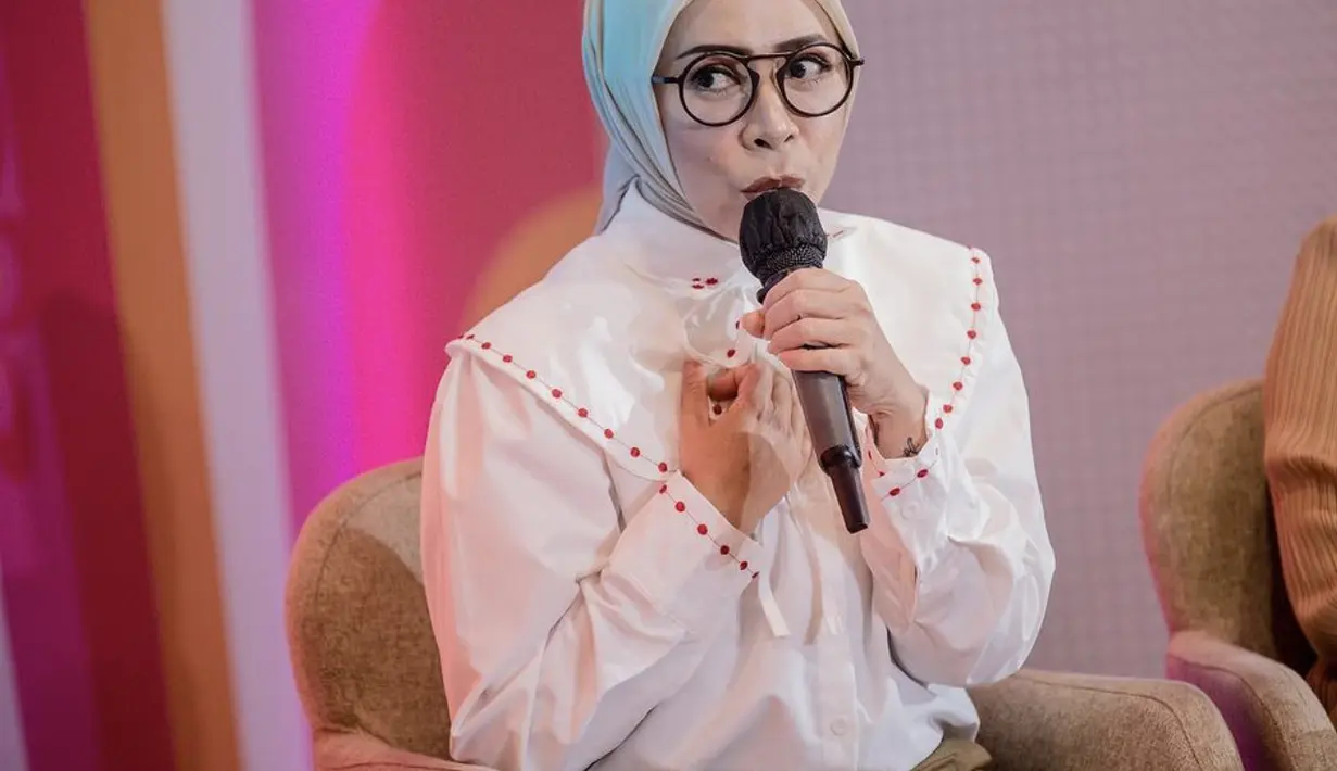 Tampil dengan kemeja beraksen kerah lebar, Melly Goeslaw juga tampak begitu stylish.  [Foto: Instagram/ Melly Goeslaw]