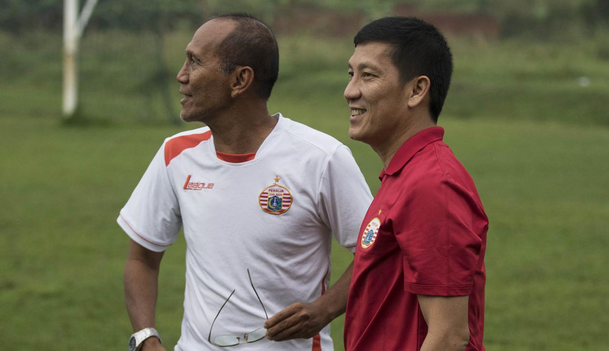 Presiden Persija, Ferry Paulus, berdiskusi dengan pelatih Bambang Nurdiansyah, pada latihan perdana jelang babak 8 besar Piala Jenderal Sudirman di Lapangan Sawangan, Depok, Jawa Barat, Jumat (4/12/2015). (Bola.com/Vitalis Yogi Trisna)