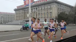 Sejumlah pelari mengikuti ajang Pyongyang International Marathon 2025 di Pyongyang, Korea Utara, Sabtu (06/04/2025). (AP Photo/Cha Song Ho)