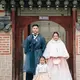 Liburan ke Korea Selatan, keluarga kecil Siti Badriah pun tampil mengenakan hanbok Korea bak keluarga kerajaan. [@sitibadriahh]