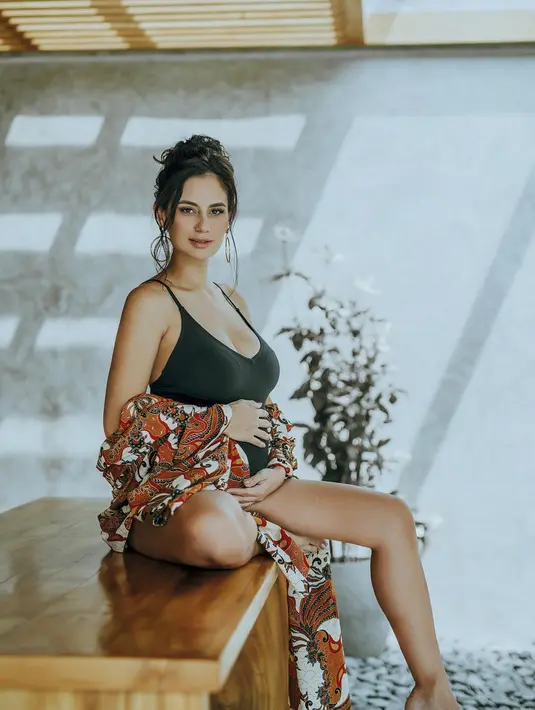 Nah kalau di foto ini Marissa begitu seksi dengan menunjukan kehamilannya, di akun Insatgramnya tertera tulisan yang mengisyaratkan kalau anak yang dikandungnya itu adalah kembar. (Instagram/marissaln)