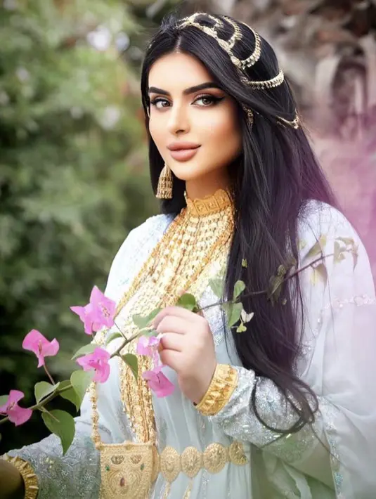 Ia juga selalu hadir dengan contouring wajah yang begitu tegas. [foto: Instagram/ hhshmahra]