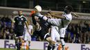 Pemain Tottenham Hotspur, Danny Rose (kanan), berebut bola dengan pemain Qarabag, Azeri Badavi Huseynov di laga Grup J Liga Europa, Jumat (18/9/2015) dini hari WIB. (AFP Photo/Ian Kington)