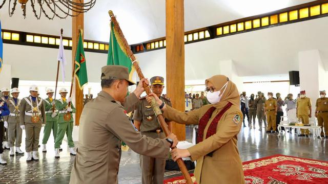 Bupati Banyuwangi Ipuk Fiestiandani menyerahkan bendera pata Provinsi Jawa Timur ke Kepala Satpop PP Banyuwangi Wawan Yadmadi untuk dibawa ke Kabupaten Jember (Istimewa)