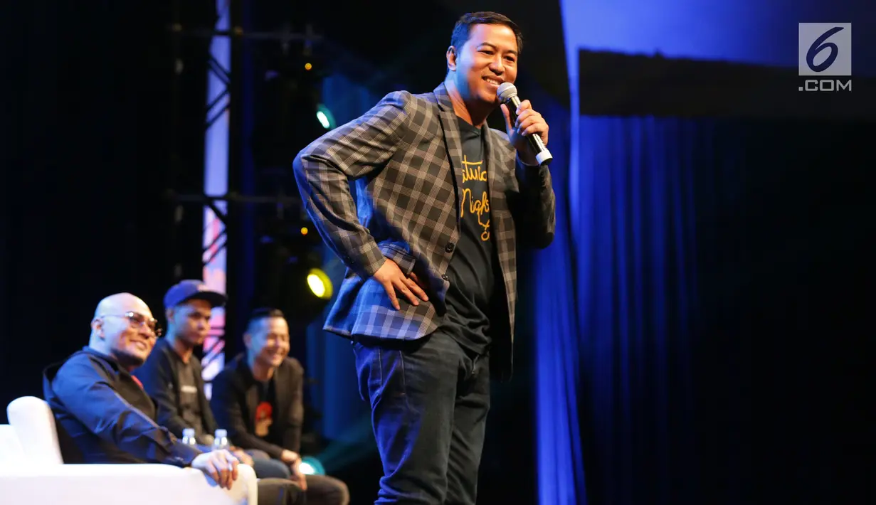 Komika Pandji Pragiwaksono (kanan) meroasting Deddy Corbuzier (kiri) saat menjadi pengisi acara Jakarta Internasional Comedy Festival (JICOMFEST) 2019 di JIExpo, Kemayoran, Jakarta, Sabtu (3/8/2019). JICOMFEST 2019 menampilkan komedian dengan berbagai kategori. (Bola.com/Peksi Cahyo Priambodo)