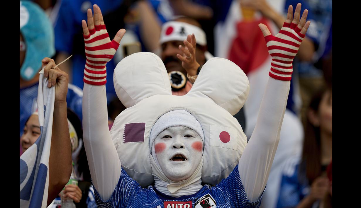 Suporter Jepang saat menunggu laga Grup E antara Jerman melawan Jepang di Khalifa International Stadium, Doha, Qatar, Rabu (23/11/2022). (AP/Ebrahim Noroozi)