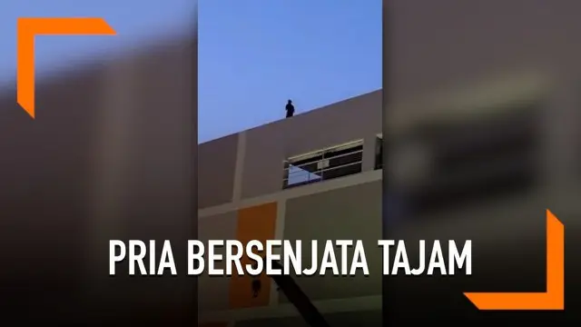 Seorang pria bersenjata tajam memanjat atap pusat perbelanjaan Aeon Fuso, Jepang. Polisi berhasil membawa pri tersebut turun dan menangkapnya.