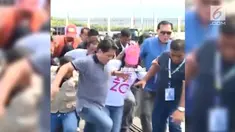 Sebuah jembatan tiba-tiba ambruk saat dinaiki belasan orang secara bersamaan. 