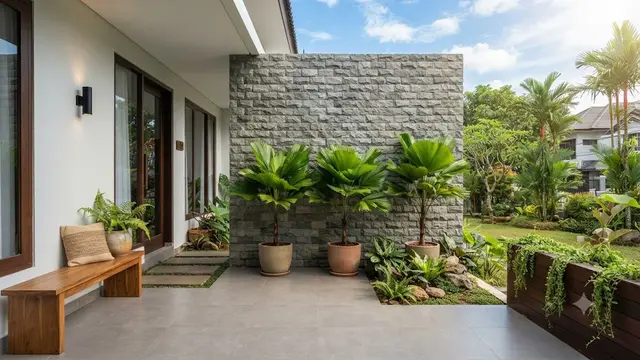 Model Teras dengan Batu Alam dan Pohon Palem Mini