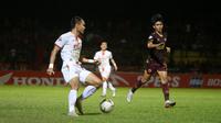 Bek Persija, Rizaldi Hehanussa (kiri), saat laga melawan PSM di Stadion Andi Mattalatta Mattoangin, Makassar, Minggu (20/10/2019). (Bola.com/Abdi Satria)
