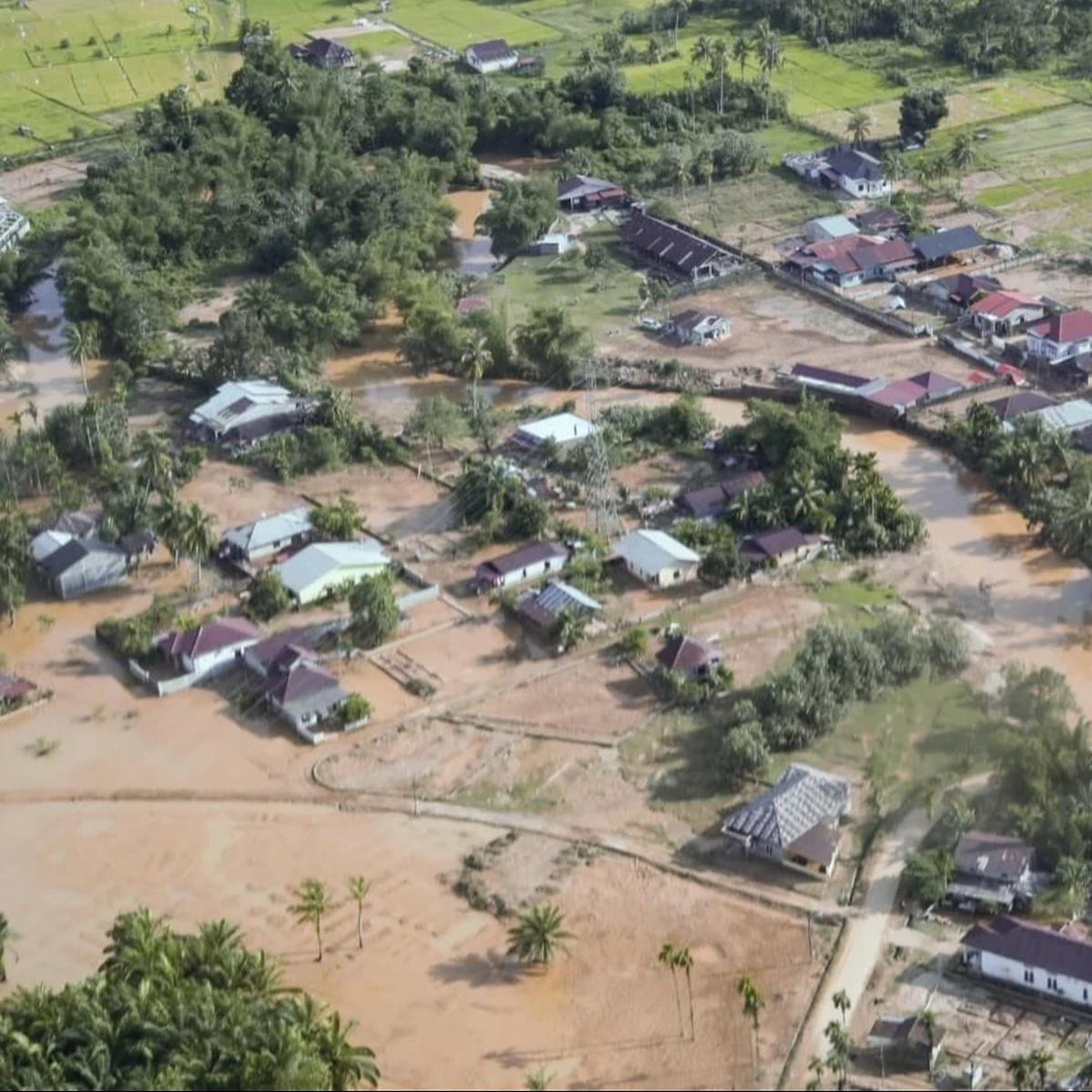 Gubernur Sumatera Utara, Muhammad Bobby Afif Nasution Salurkan Bantuan di Tapanuli Pakai Heli