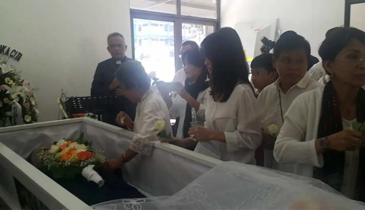 Teman dan kerabat memberi penghormatan terakhir pada Isam yang meninggal di Palembang, Sumatera Selatan kemarin pukul 07.45. (dok. Facebook)