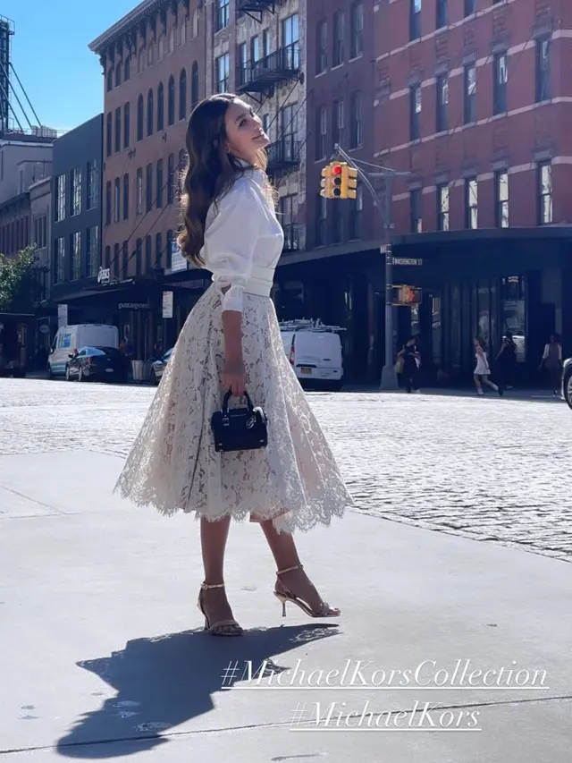 Foto Bareng Dahyun Twice, Ini Potret Luna Maya di Fashion Show Michael Kors