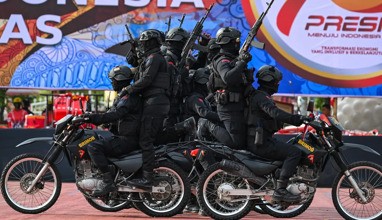 Serangkaian acara formal seperti upacara dan parade defile dan pertunjukan marching band Akademi Kepolisian serta terjun payung akan memeriahkan puncak peringatan HUT ke-78 Bhayangkara di Jakarta. (CHAIDEER MAHYUDDIN/AFP)