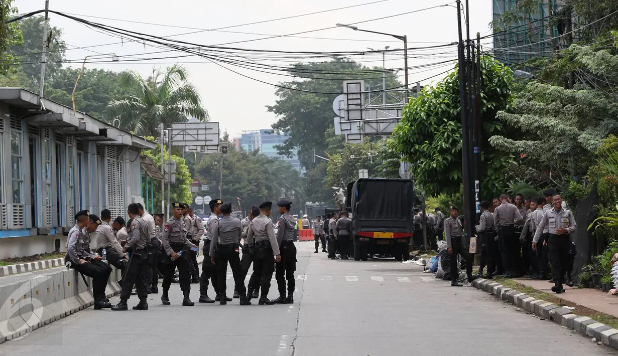 Suasana sekitar lokasi sidang kasus penodaan agama di Jakarta, Selasa (11/4). Sidang tuntutan ditunda karena jaksa penuntut umum (JPU) belum merampungkan pengetikan berkas dakwaan yang hendak dibacakan. (Liputan6.com/Immanuel Antonius)
